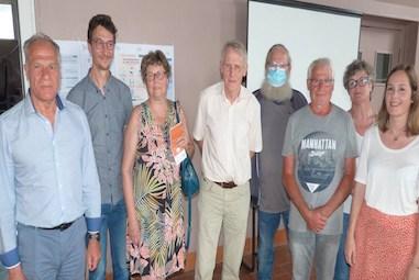 Les 5 chauffeurs de Solidarité Transports Livarot entouré des élus, Familles Rurales et la MSA 